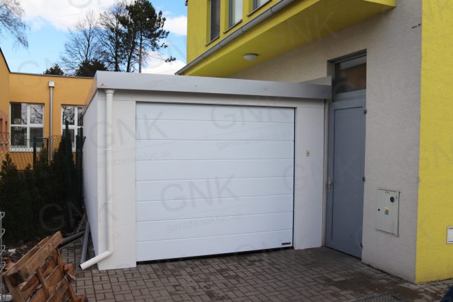 Montovaná garáž pre jedno auto s atikou vo farbe biely hliník