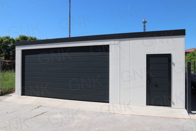 Montovaná garáž spojená s mini skladom v svetlo-sivej omietke
