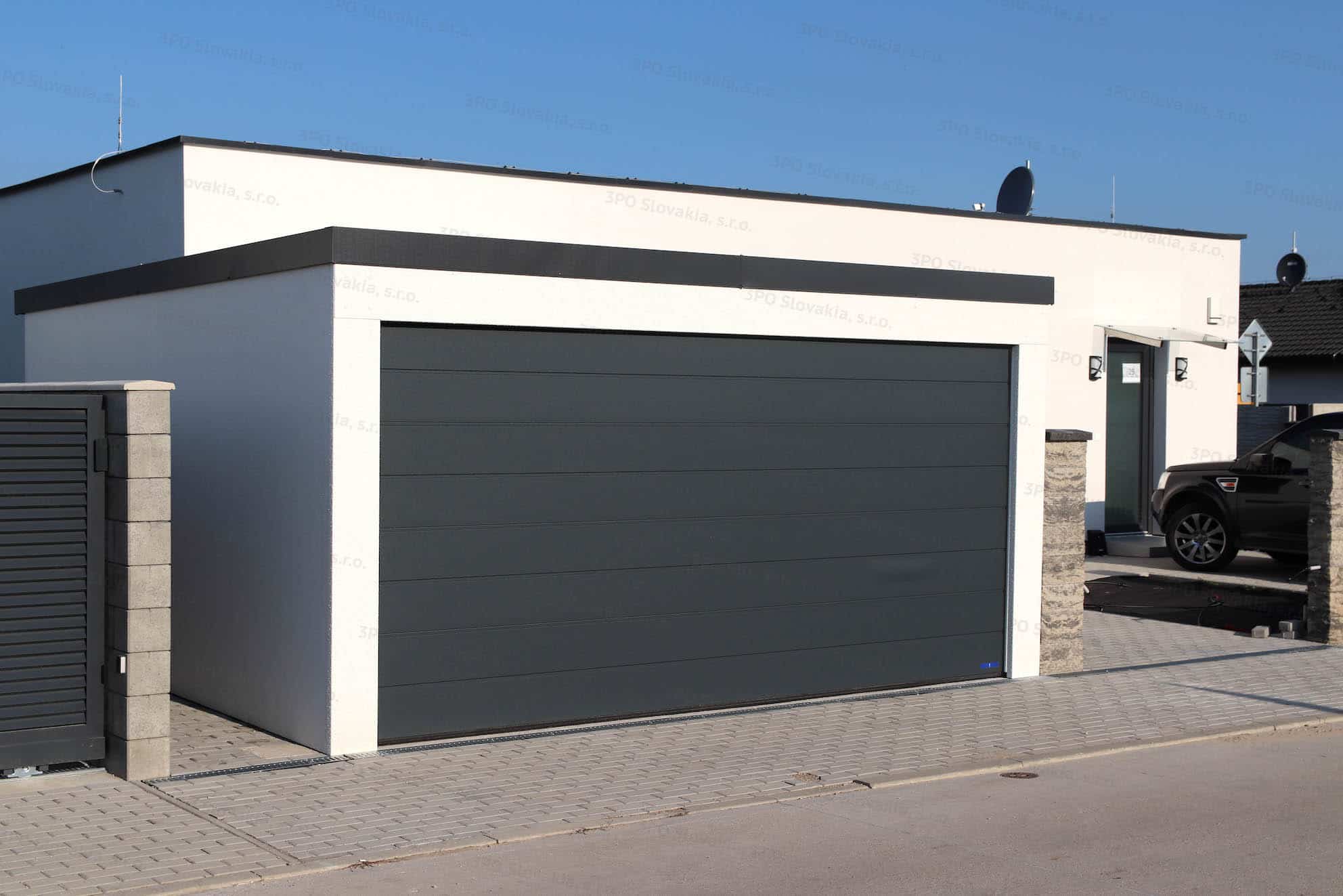 Moderná garáž s elektrickou garážovou bránou Hormann
