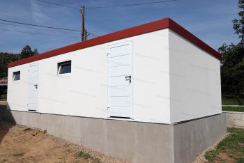 Montovaný atypický záhradný domček so strechou v tehlovej farbe