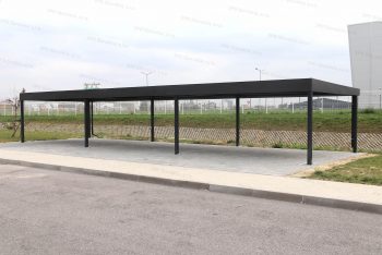 Dizajnový prístrešok s antracitovou strechou a stĺpmi vo farbe ral 7016