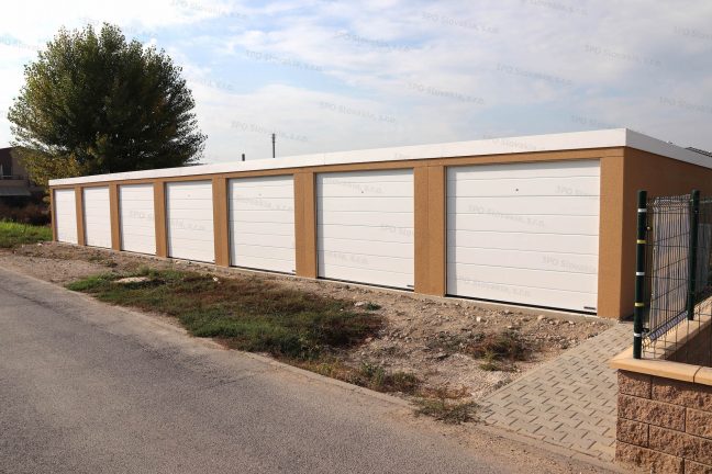 Montovaná radová garáž pre 6 áut s bielou strechou