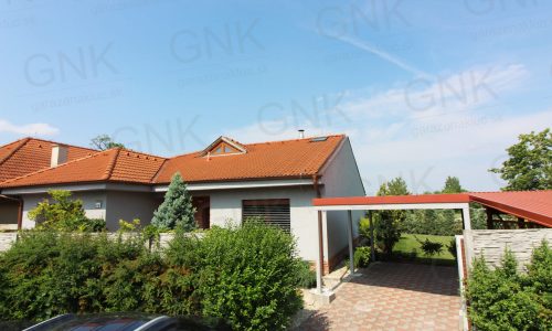 Montovaný prístrešok GARDEON pre auto v svetlosivej omietke