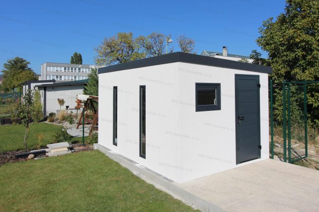 Montovaný záhradný domček s dverami Hormann LPU40 v antracitovej farbe