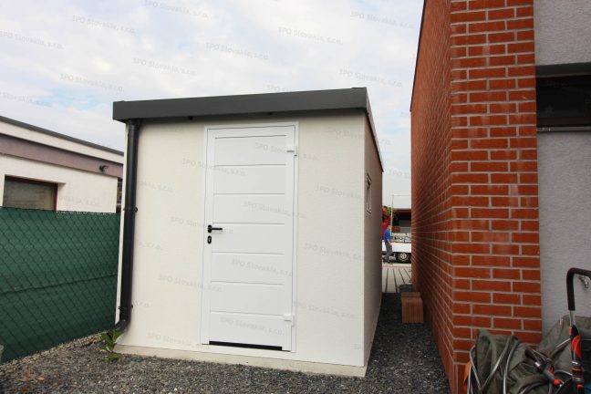 Montovaný záhradný domček s dverami Hormann LPU40 v bielej farbe
