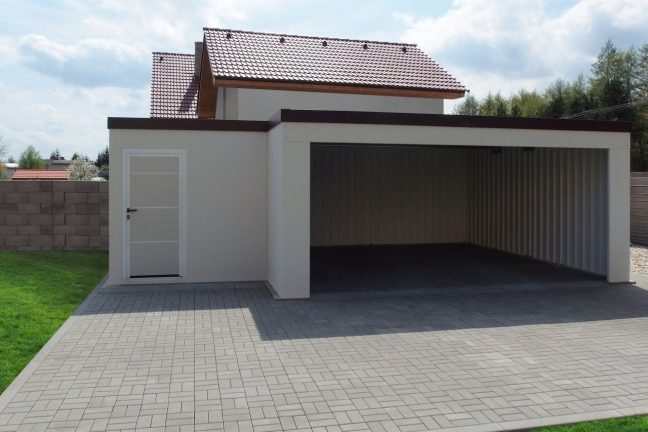 Atypická montovaná garáž so záhradným domčekom