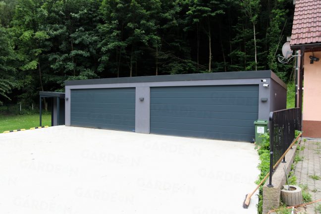 Atypická garáž na mieru v sivej farbe