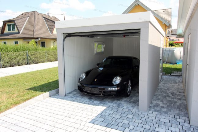 Porsche vo vnútri izolovanej montovanej garáže GARDEON