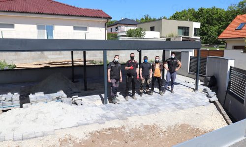 Motnážnici pri montáži prístrešku