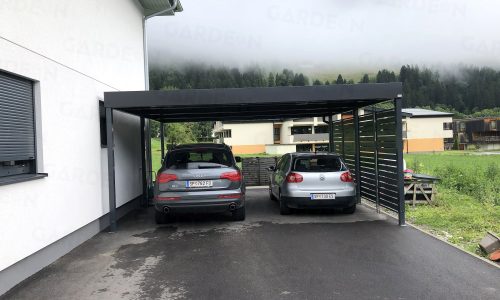 Dve autá zaparkované v prístrešku GARDEON