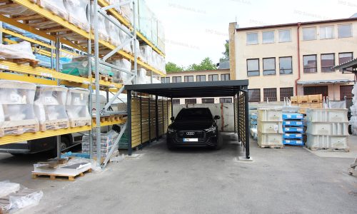 Audi vo vnútri montovaného oceľového prístrešku GARDEON pre jedno auto