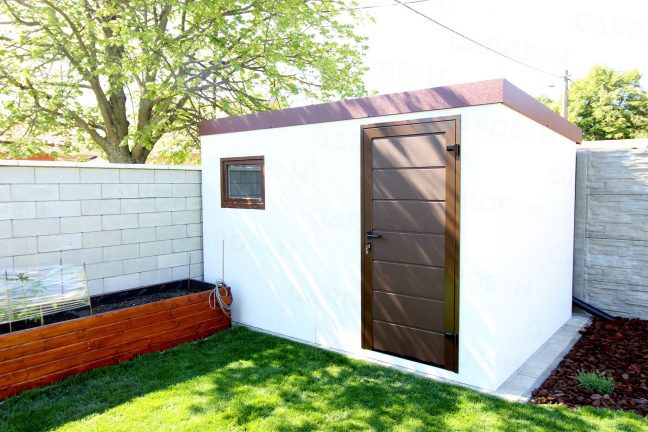 Bielo hnedý záhradný domček s rovnou strechou