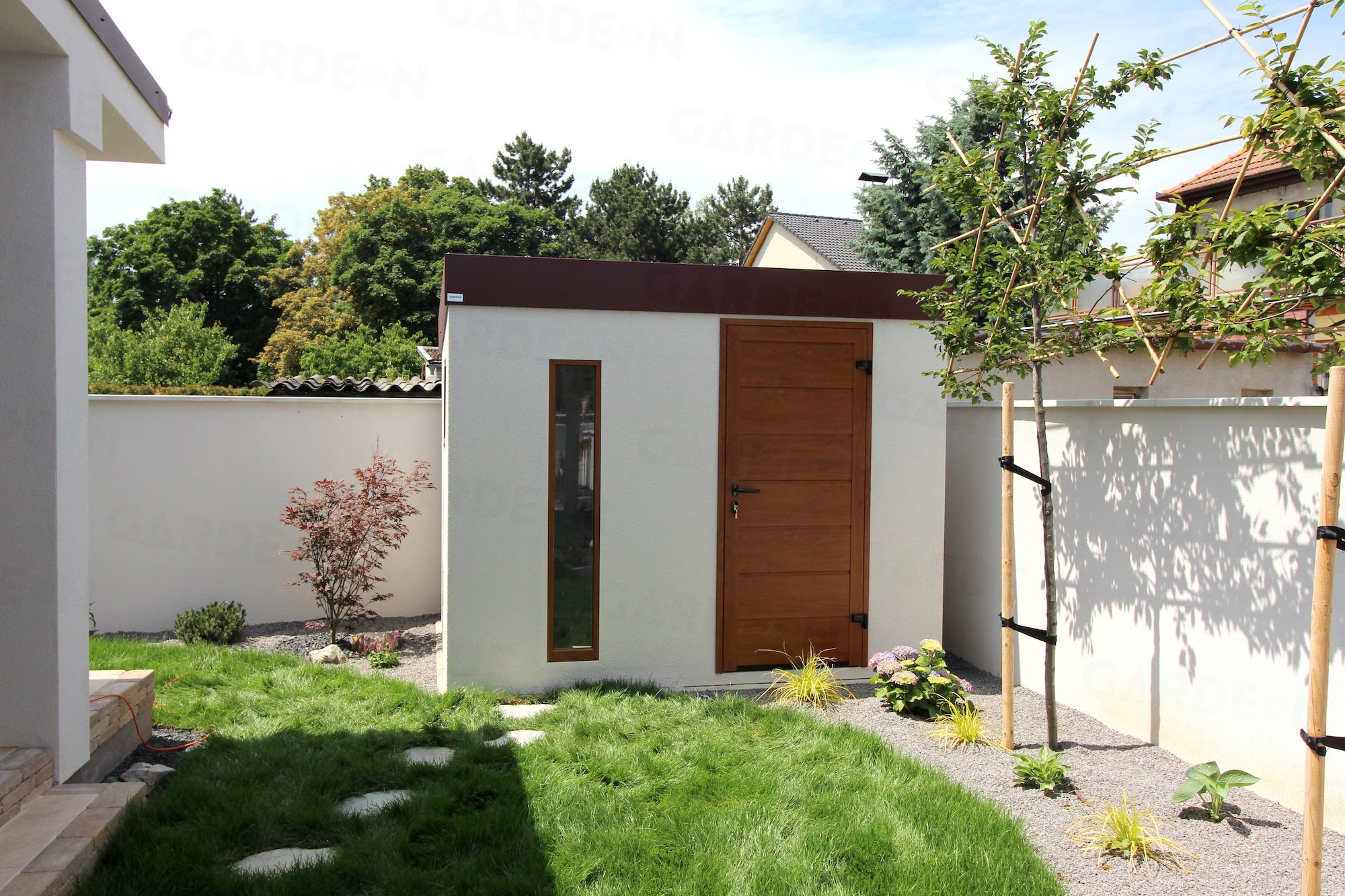 Záhradný domček s dverami a svetlíkom vo farbe zlatý dub