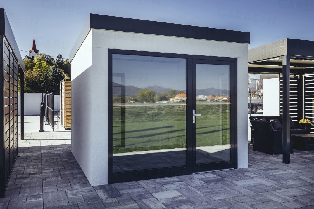 Moderný záhradný domček s veľkým oknom