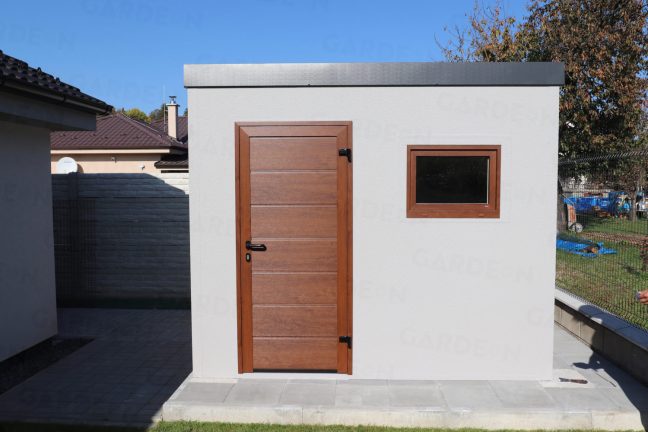 Oceľový záhradný domček s hnedými dverami