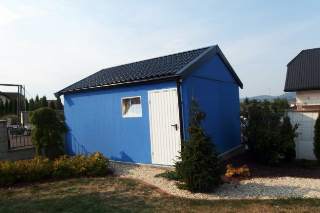 Moderná modrá garáž so sedlovou strechou