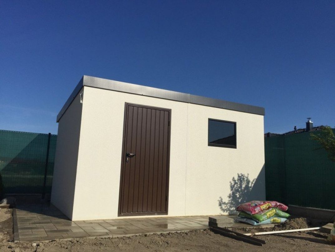 Montovaný domček s hnedými dverami