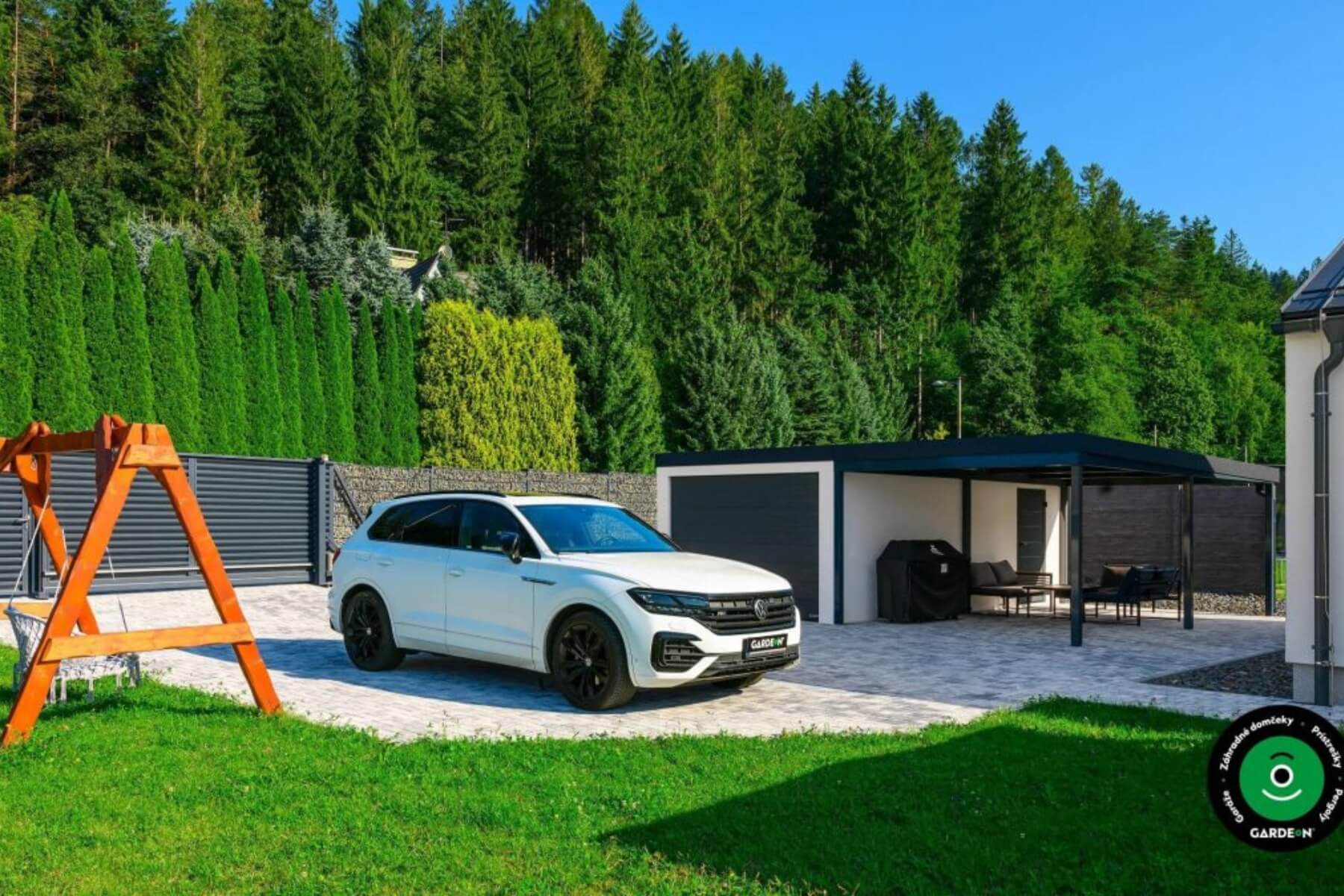 Montovaná garáž pre jedno auto s prístreškom.