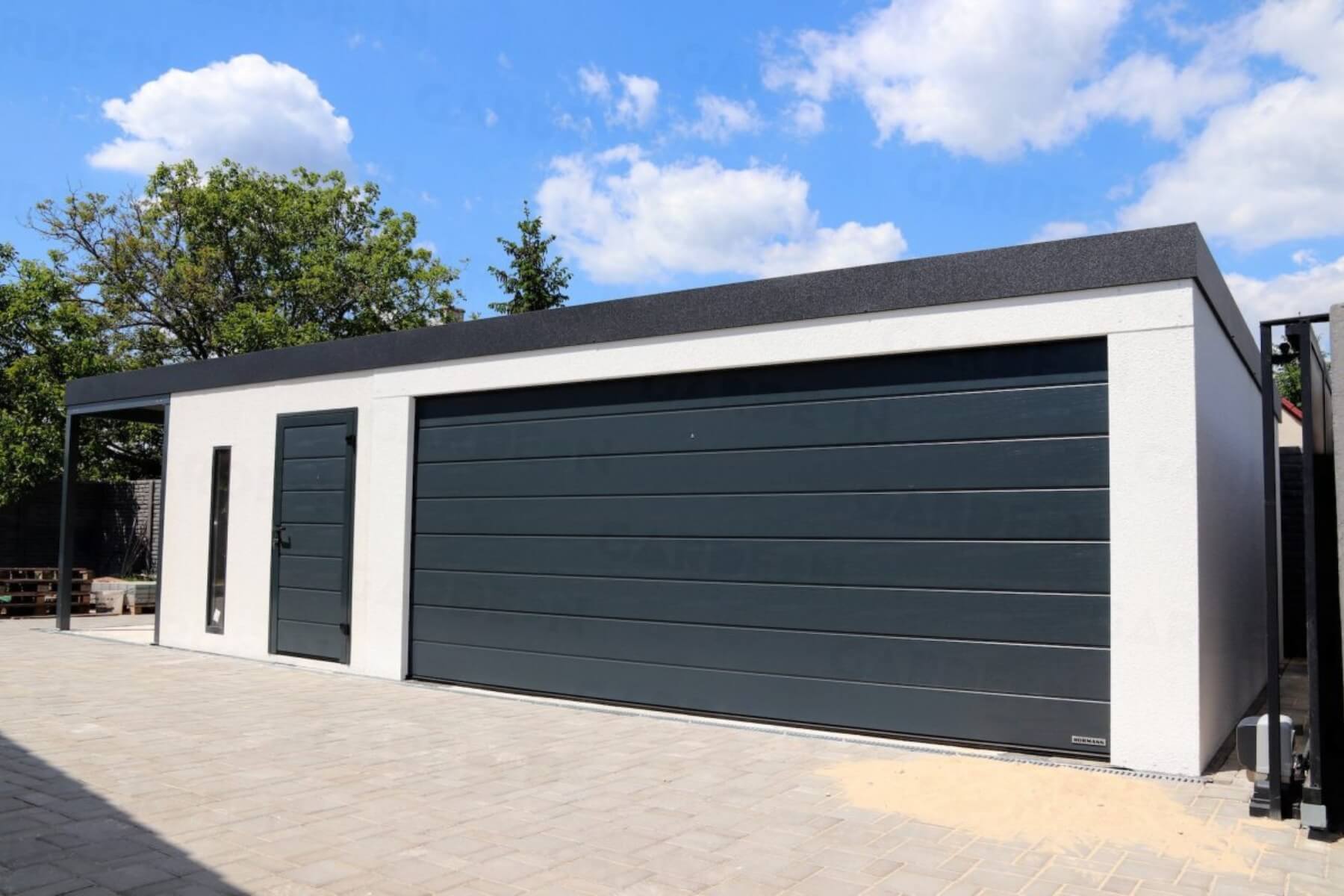 Montovaná garáž s pultovou strechou.