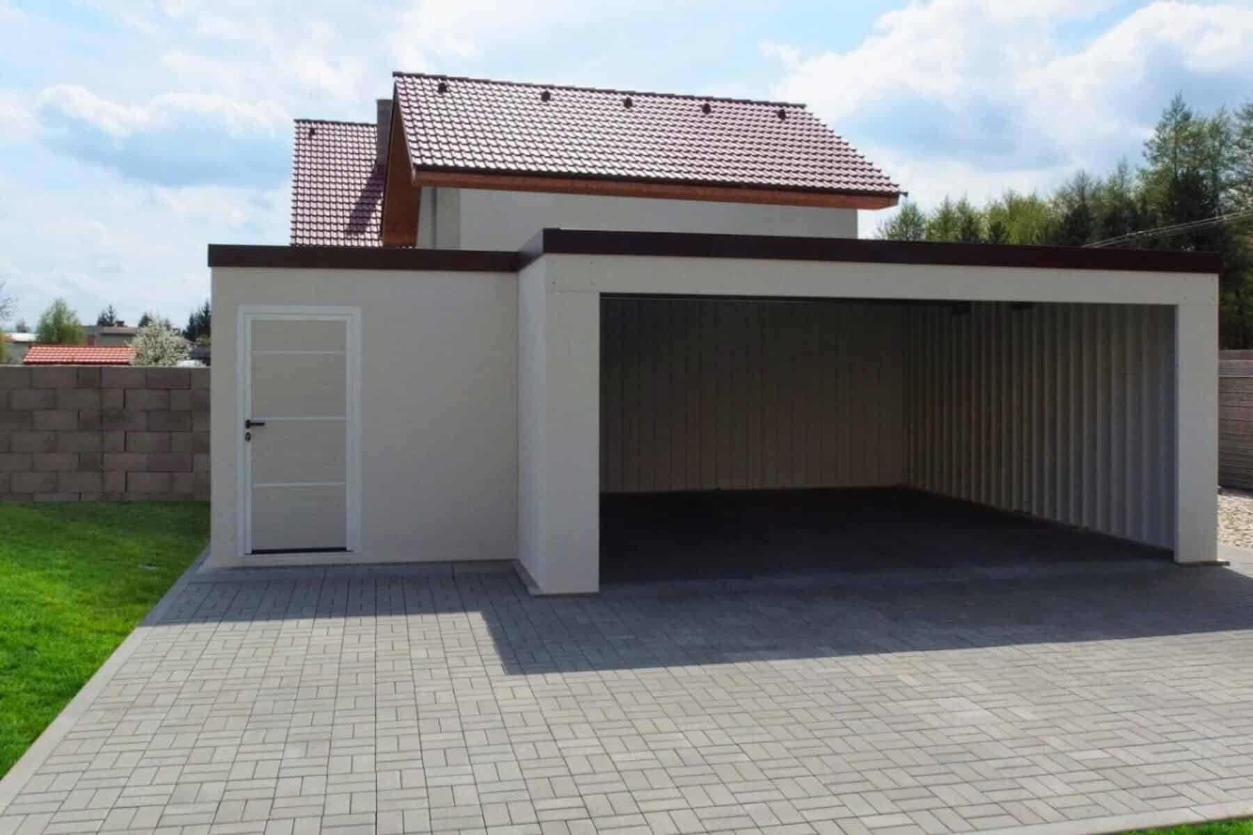 Vyprataná montovaná garáž so zámkovou dlažbou.