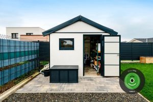 Montovan&yacute; z&aacute;hradn&yacute; domček v bielej omietke.