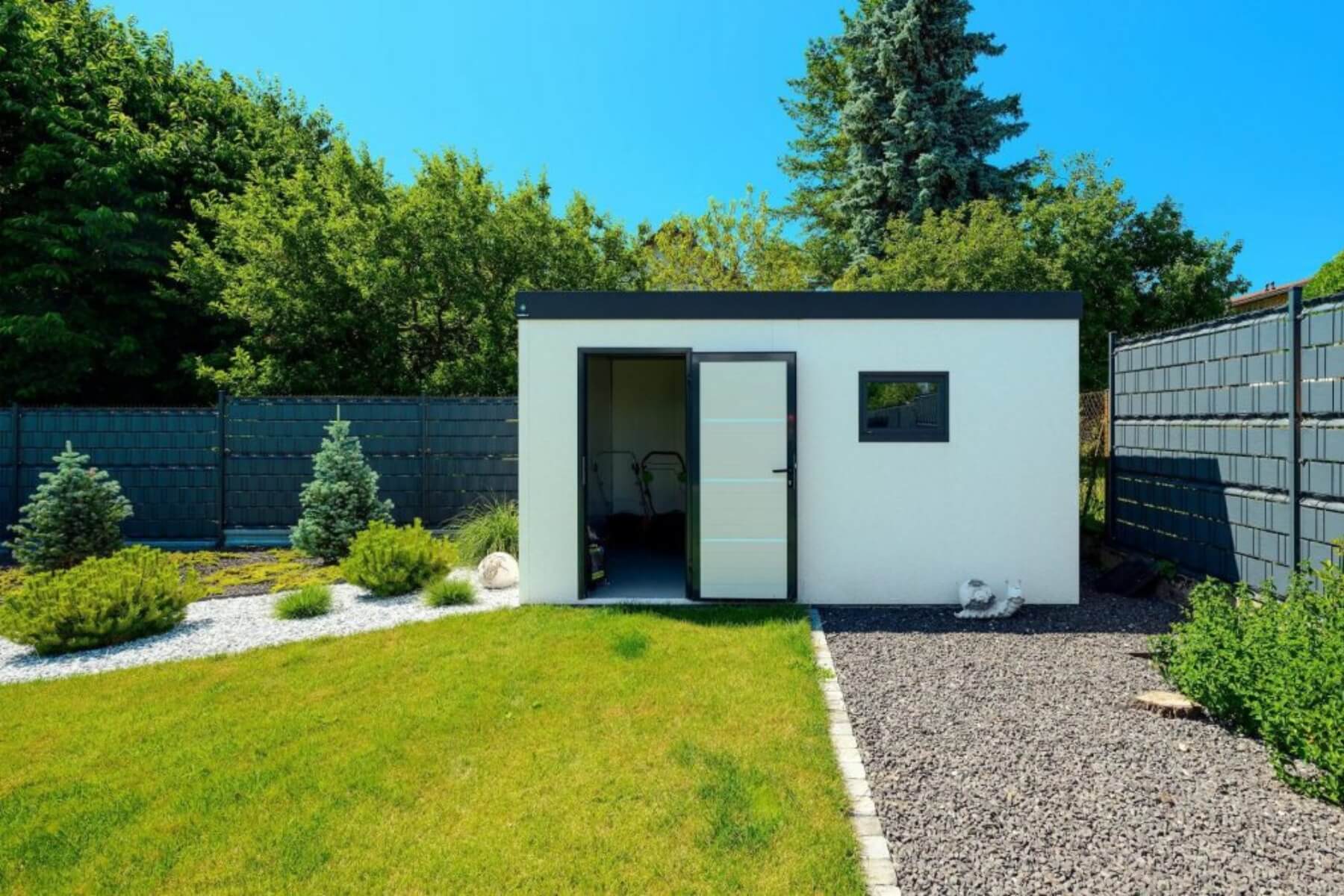 Biely montovaný záhradný domček GARDEON.