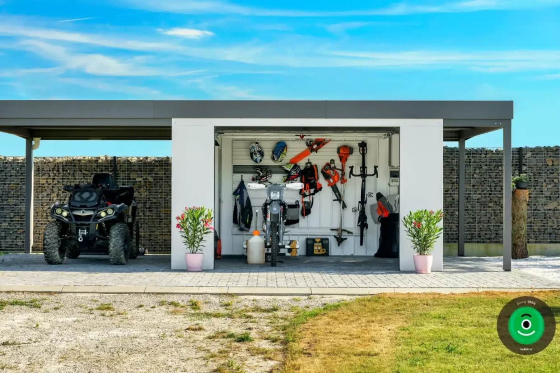 Montovaná garáž s prístreškom.