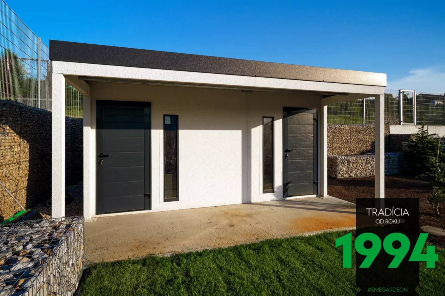 Záhradný domček s prístreškom.