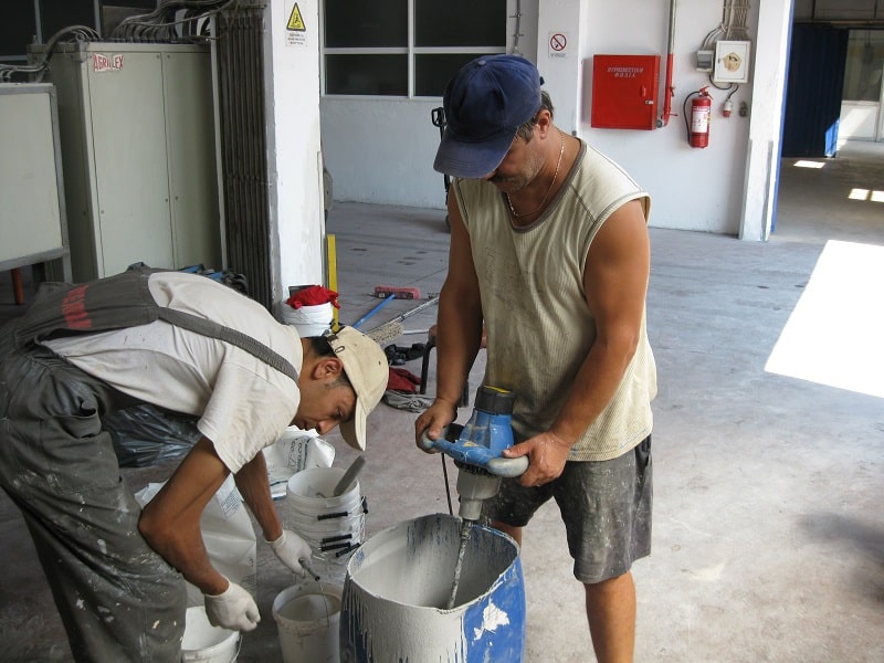 Miešanie cementu v garáži