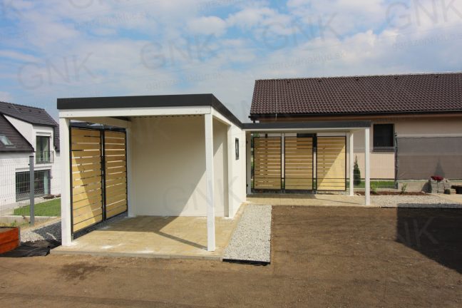 Montovaný záhradný domček s prístreškom na ľavej a prednej strane
