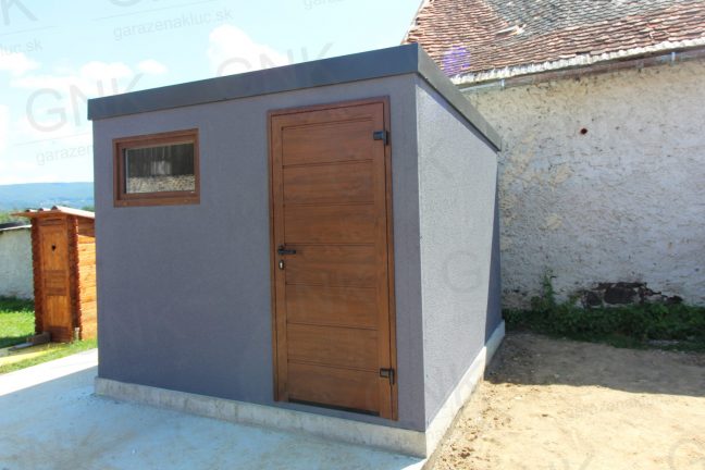 Izolovaný záhradný domček v tmavosivej omietke s dverami Hormann LPU40 vo farbe zlatý dub