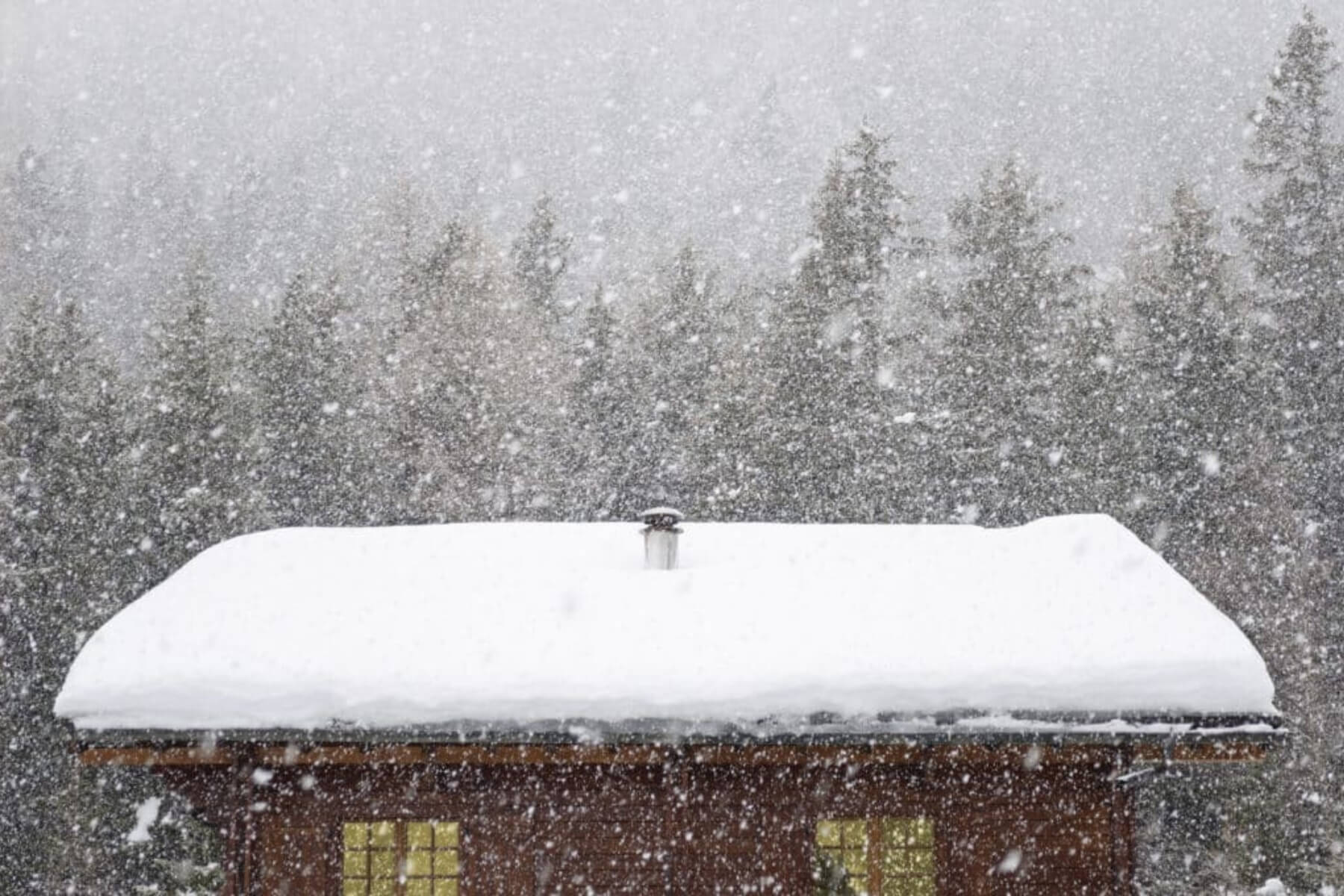 Malý záhradný domček pokrytý snehom.