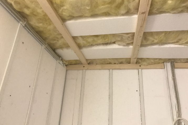 Izolácia stropu v garáži pomocou sklenej vaty a polystyrénu