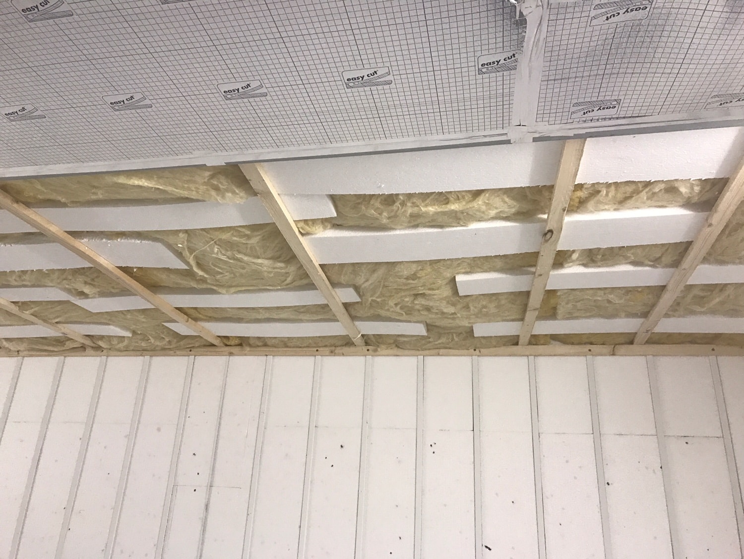Izoloácia stropu pomocou sklenej vaty a polystyrénu