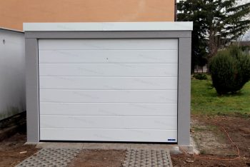 Garáž pre jedno auto v svetlosivej omietke s bielymi doplnkami