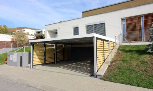 Dizajnový prístrešok pre dve autá s drevenými zástenami