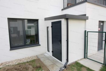 Záhradný domček na náradie v bielej omietke s antracitovými doplnkami