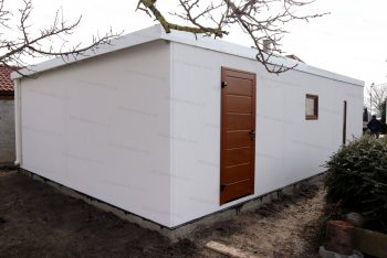 Montovaná garáž v bielej omietke s hnedými dverami Hormann LPU40 a hnedým oknom Slovaktual