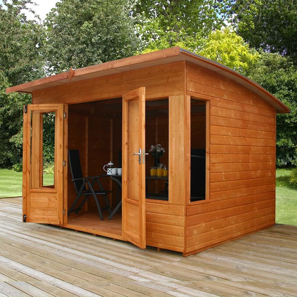 Malý drevený záhradný domček s vnútorným posedením