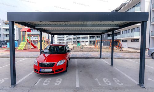 Dizajnový prístrešok GARDEON pre dve autá pri bytovke