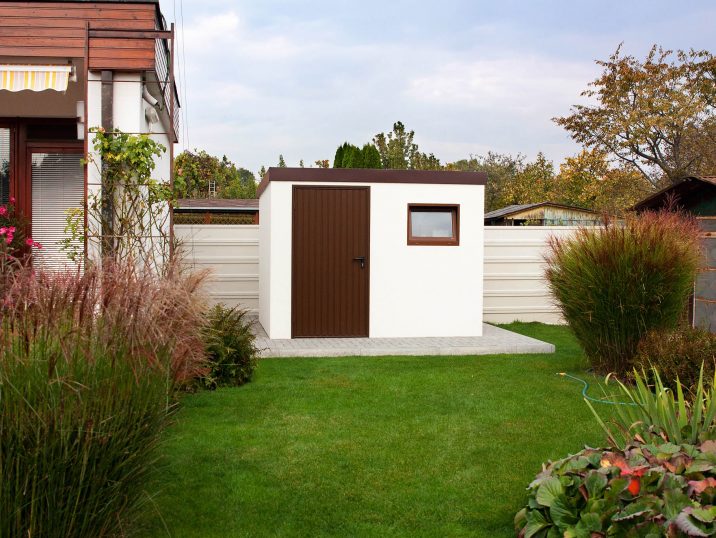 Záhradný domček GARDEON v bielej omietke s hnedými dverami