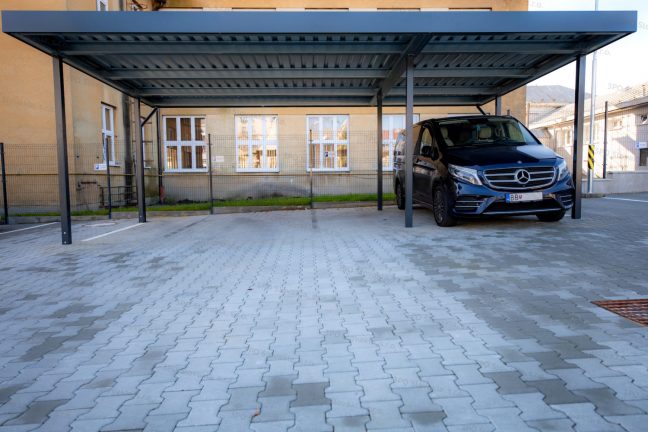 Moderný prístrešok SIEBAU pre tri autá v RAL 7016