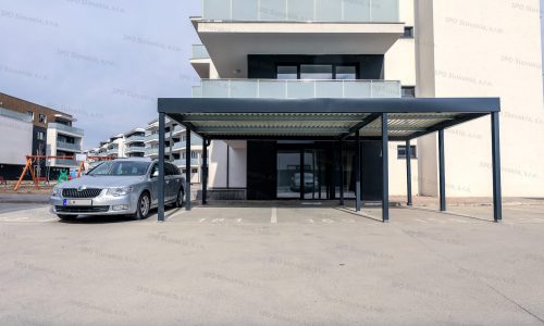 Prístrešok GARDEON pre tri autá pri bytovke