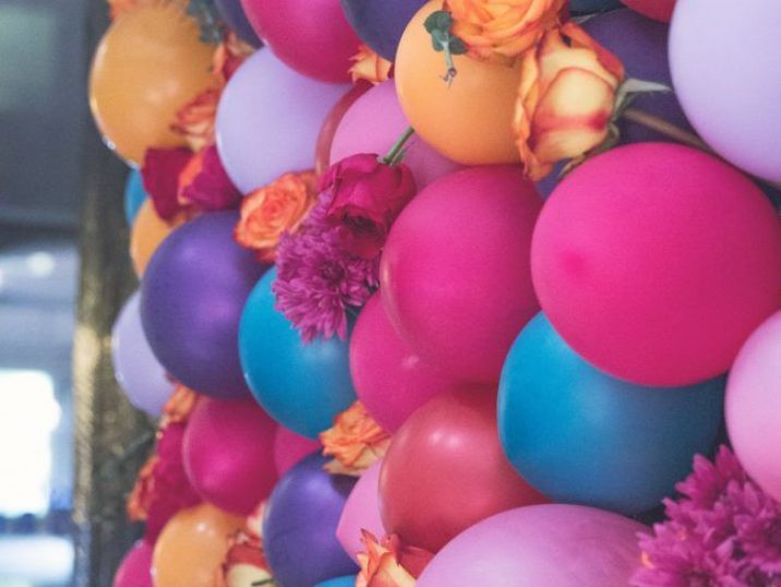 Farebné balóny s kvetmi