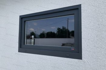 Okno Slovaktual v antracitovej farbe