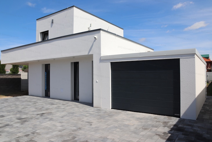 Montovaná garáž GARDEON v bielej omietke s antracitovou bránou Hormann