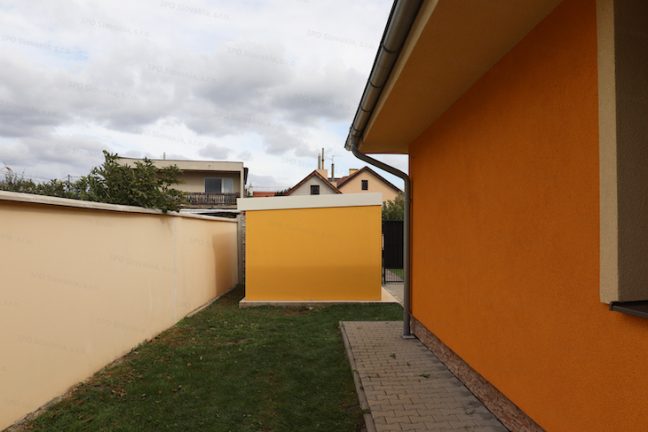 Záhradný domček GARDEON v kukuricovej omietke s bielou strechou