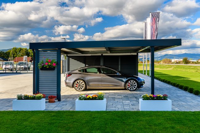 Tesla zaparkovaná v prístrešku SIEBAU pre dve autá
