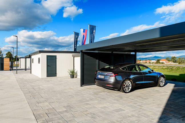 Tesla v prístrešku SIEBAU pre dve autá v antracitovej farbe