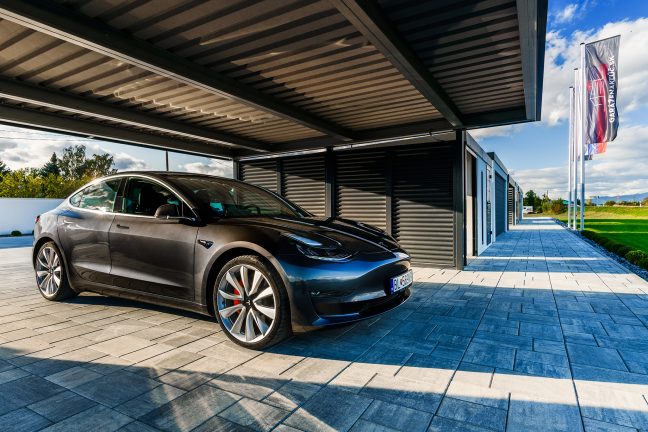 Tesla v prístrešku SIEBAU pre dve autá
